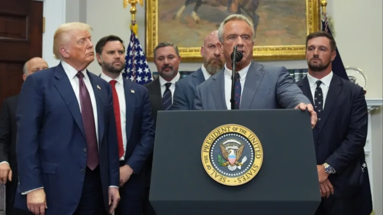 Η κυβέρνηση των ΗΠΑ διερευνά θανάτους που ενδέχεται να σχετίζονται με τα εμβόλια COVID.