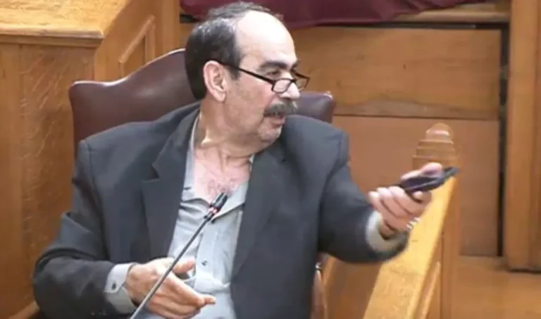 Ξυλούρης στην Εισαγγελία – Η ΝΔ επικρίνει την παρουσία του στη Βουλή για τον ΟΠΕΚΕΠΕ.